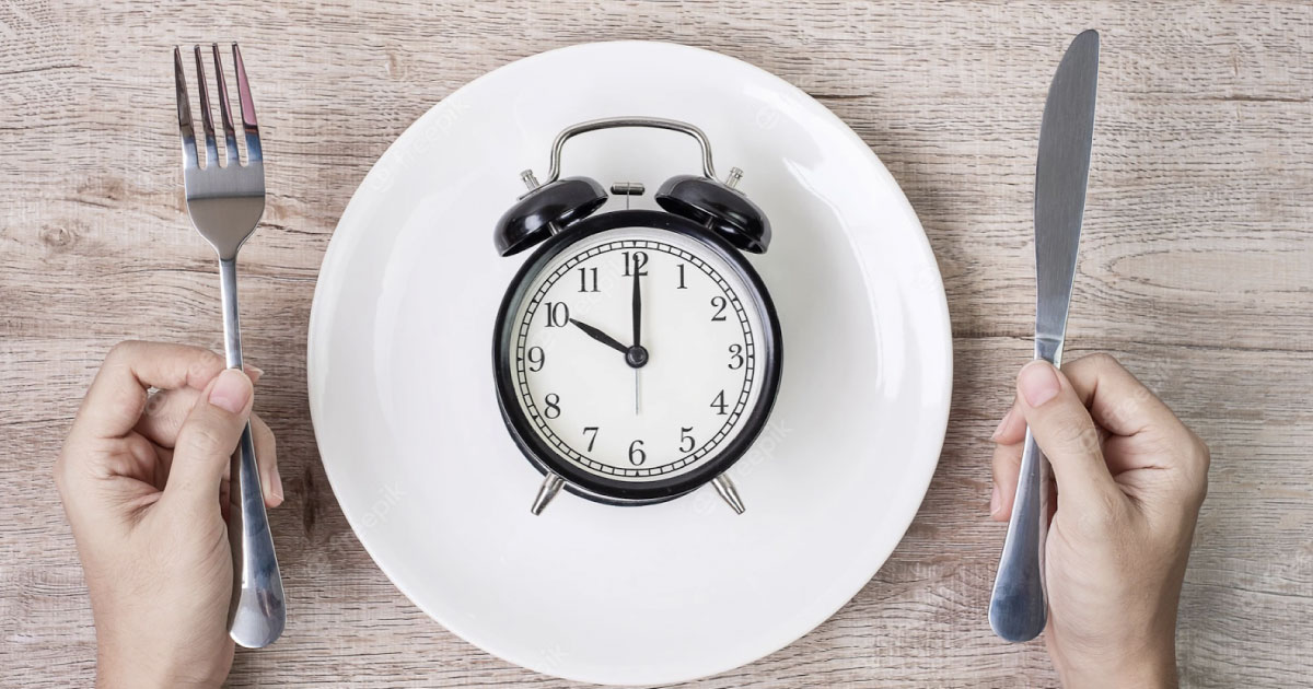 現今社會的人們越來越追求飲食的「健康」。「斷食」一詞也逐漸走紅，到底什麼是「斷食」呢？又該如何執行呢？真的有用嗎？
以最常被提到的「168斷食」為例，「168斷食」的意思就是「一天之中連續16小時禁食，將進食時間控制在自己設定好的8小時內」。「斷食」的模式有許多種，包括1212